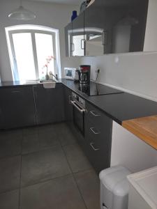 a kitchen with a black counter top and a window at Zimmer im Oldenburger Dobbenviertel in Oldenburg