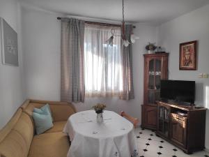 a living room with a couch and a table at къща Утринна Роса in Blŭskovtsi