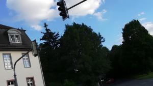 a traffic light in front of a white building at Haus Lindheim in Altenstadt