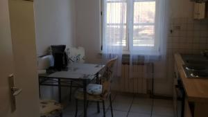 a kitchen with a table and chairs and a window at Haus Lindheim in Altenstadt