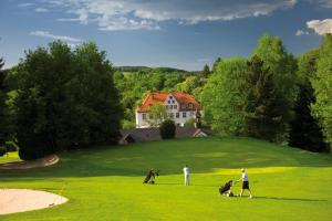 Eine Gruppe von Menschen spielt Golf auf einem Golfplatz in der Unterkunft LaLuna - Ruhe & Behaglichkeit am Stadtrand von Köln - in Lohmar