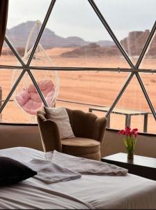 a room with a bed and a view of the desert at Luxury cMp in Al Karāmah