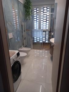 a bathroom with a washer and a washing machine in it at Casa Floris in Imola