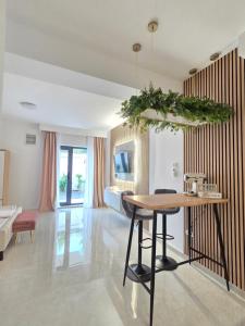 ein Wohnzimmer mit einem Tisch und einem Sofa in der Unterkunft Chic Studio in Bukarest