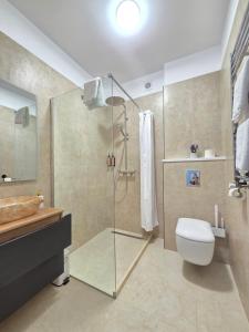 ein Badezimmer mit Dusche, Toilette und Waschbecken in der Unterkunft Chic Studio in Bukarest + 91 Fotos