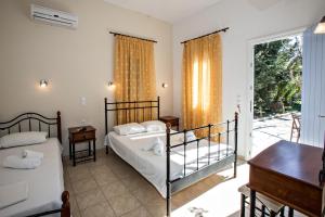 מיטה או מיטות בחדר ב-Prasino Oniro