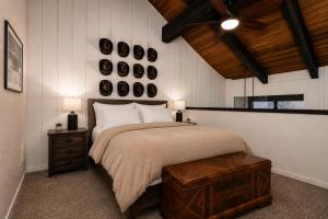 a bedroom with a large bed and two lamps at Epic Condo walk to Canyon Lodge in Mammoth Lakes +10 photos