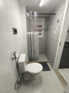 a bathroom with a toilet and a shower at Apartamento em Condomínio - Centro de Búzios in Búzios +5 photos