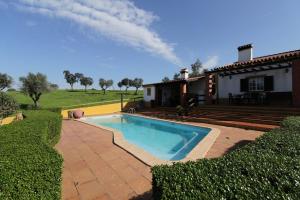 a swimming pool in front of a house at Quinta Moinho Meirinho in Crato