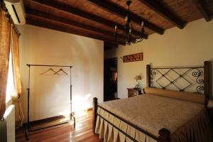 a bedroom with a bed in a room at Quinta Moinho Meirinho in Crato