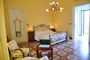 マリッティマにあるTrappitu dei Settimiのベッドルーム1室(ベッド1台、ノートパソコン付きのテーブル付)