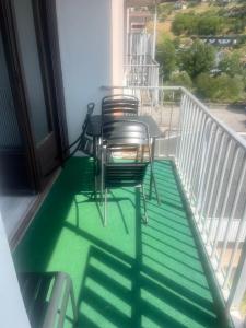 a balcony with chairs and a table on a porch at Appartement la Liberté in Albertville