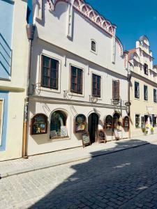 a building on a street in a city at Apartmány 149 u náměstí in Český Krumlov