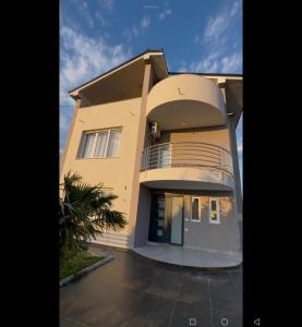 a large building with a balcony on the side of it at Ariona apartment in Draç