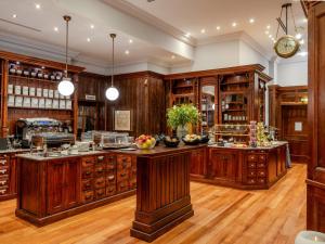 Eine große Küche mit Holzschränken und einer großen Kochinsel in der Unterkunft Hotel Waldzeit Berlin-Grünau in Berlin