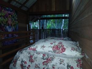ein Schlafzimmer mit einem Bett in einem Zimmer mit Fenster in der Unterkunft Altér Chale in Santarém