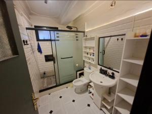 a bathroom with a toilet and a sink and a shower at Appart Hana in Bab Ezzouar
