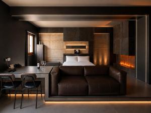 a living room with a couch and a bed at Agarthi Suites in Piateda