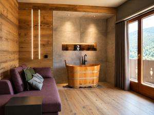 a living room with a tub and a couch at Agarthi Suites in Piateda