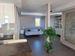 a living room with a bed and a kitchen at Romantische Auszeit Penthouse mit Meerblick in Sitio de Calahonda +42 photos