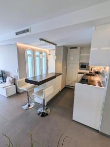 a kitchen with a black counter top in a room at Romantische Auszeit Penthouse mit Meerblick in Sitio de Calahonda