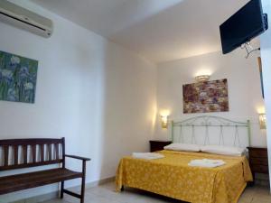 Villa Mediterranea tesisinde bir odada yatak veya yataklar
