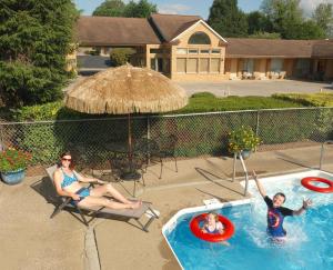 una donna e un bambino che giocano in piscina di Four Seasons Lodging a Mount Vernon