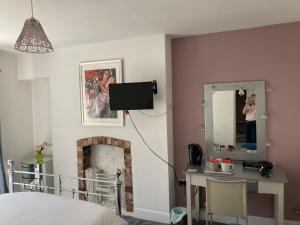 a bedroom with a bed and a desk and a mirror at The LOCATION- 1 FREE PRIVATE PARKING SPACE - 60 SECOND WALK 2 MINSTER! in York