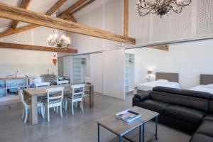 ein Wohnzimmer mit Sofa und Tisch in der Unterkunft Landlord bij Leuven in Holsbeek