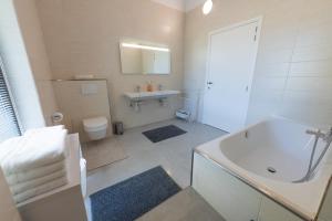 ein Badezimmer mit Badewanne, Toilette und Waschbecken in der Unterkunft Landlord bij Leuven in Holsbeek + 20 Fotos