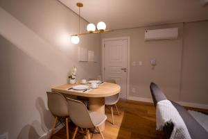 a dining room with a wooden table and chairs at Studio Nubia centro in Toledo