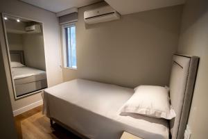a small bedroom with a bed and a mirror at Studio Nubia centro in Toledo +23 photos