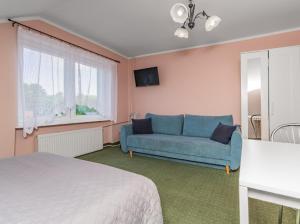 a living room with a blue couch and a window at Martina in Stegna
