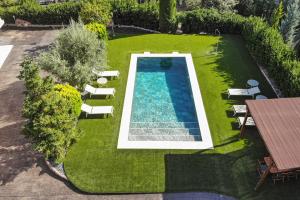 an overhead view of a swimming pool in a yard at Carrasca 8 paddle & pool in Alcoy