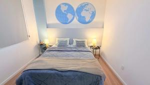 a bedroom with a bed with blue sheets and two lamps at Apartamento Geomundi proximo do lago e Shopping in Toledo