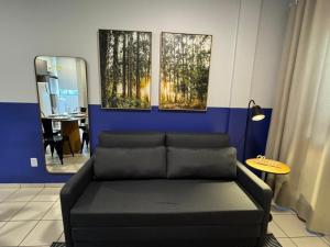 a living room with a couch and a table at Studio UNI 15 - Unipar, Lago e Shopping in Toledo