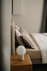 a bedroom with a bed with pillows and a table at Studio élégant, central, pour 2 personnes in Pornic