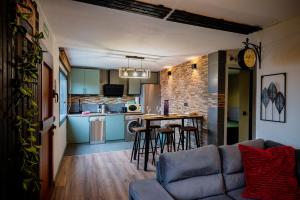 a living room with a couch and a kitchen at A Constanza Portecelo in Rosal