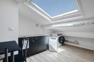 a laundry room with a window and a washing machine at Studio Centre Cannes, Rue d’Antibes in Cannes