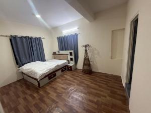 a bedroom with a bed and a tripod in it at Double tree 2 in Burhānilkantha