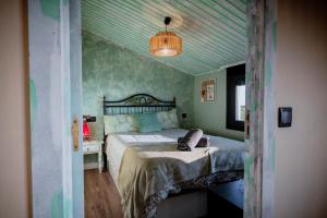 a bedroom with a bed and a ceiling at A Constanza Portecelo in Rosal