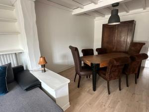 a living room with a wooden table and chairs at Floc & Sens in Chalons en Champagne