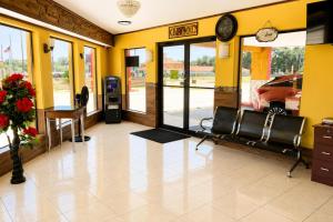a salon with a waiting room with yellow walls at Great Western Inn Pasadena in Pasadena