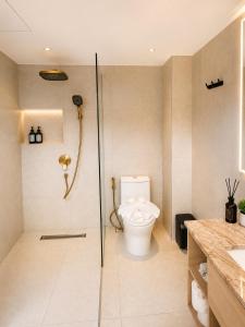 ein Badezimmer mit Toilette und Glasdusche in der Unterkunft ROZ MARINE Boutique Hotel in Bophut 
