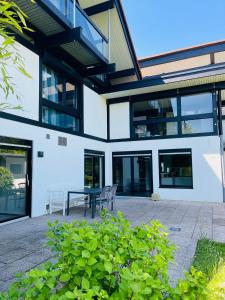 an external view of a building with a table and chairs at Blick ins Grüne in Daisendorf