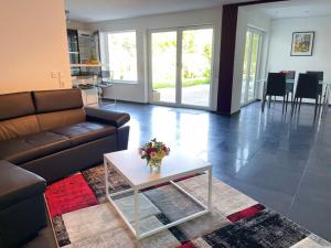 a living room with a couch and a coffee table at Blick ins Grüne in Daisendorf