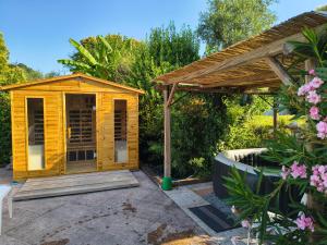 a wooden shed with a pergola in a garden at B&B Renzano bedrooms in Salò