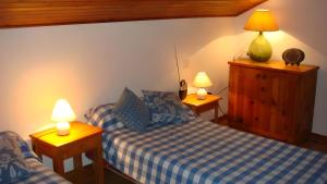 a bedroom with two beds and two lamps on tables at Gite des Carcis in Ganac