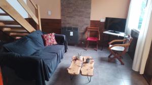 a living room with a couch and a coffee table at Amapolas monoambiente in El Bolsón