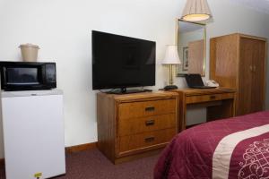 TV at/o entertainment center sa Four Seasons Lodging